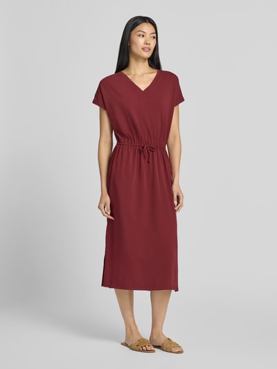 Modelka kobieca nosi Relaxed Fit Freizeitkleid aus Baumwoll-Mix od s.Oliver RED LABEL, kolor bordowy, widok całej sylwetki z przodu.