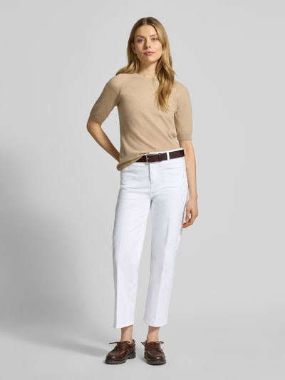Vrouwenmodel draagt Jeans in verkorte pasvorm van Christian Berg Woman in wit katoenmix met stretch, recht model, steekzakken, knoop- en ritssluiting, achterzakken, bandwijdte maat 36/28: 39 cm, binnenbeenlengte maat 36/28: 67 cm, full-body vooraanzicht.