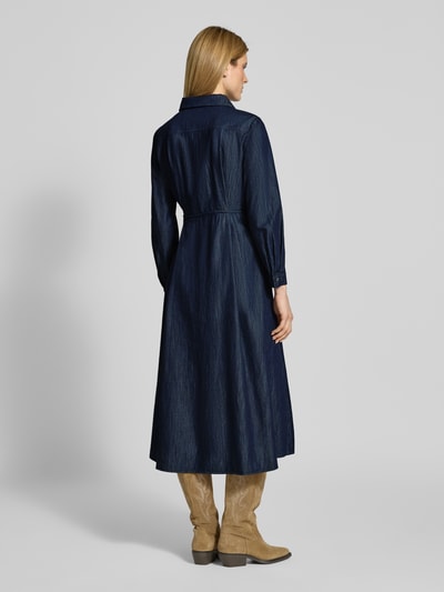 Frauenmodel trägt Midikleid mit Bindegürtel von Luisa Cerano aus reiner Baumwolle in Dunkelblau, tailliert, Rückenansicht Ganzkörperansicht.