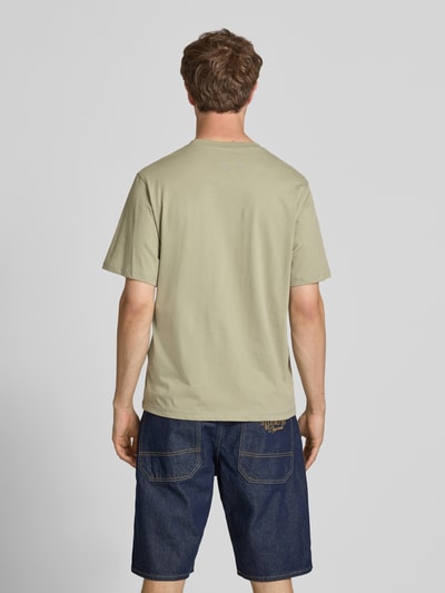 Męski model nosi Regular Fit T-Shirt mit Statement-Print Modell 'Eres' od Jack & Jones, bawełna, jasny beż, krój regular fit, widok całej sylwetki z tyłu