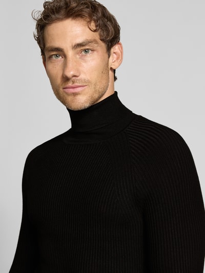 Männermodel trägt schwarzen Rollkragenpullover aus Viskose-Mix in Ripp-Optik von Antony Morato, slim fit, Nahaufnahme Oberkörper