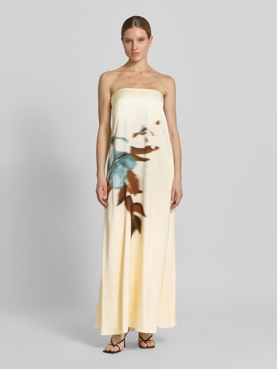 Vrouwenmodel draagt Maxikleid aus Viskose im Off-Shoulder-Look van Jake*s Cocktail in geel met motiefprint, zuiver viscose, recht model, ruglengte maat 36: 134 cm, borstwijdte maat 36: 40 cm, full body vooraanzicht.