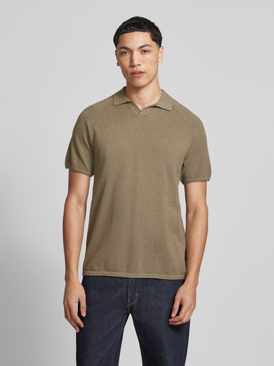 Männermodel trägt Regular Fit Poloshirt mit Strukturmuster Modell 'HILL' von Jack & Jones in Beige, reine Baumwolle, Ganzkörperansicht von vorne.