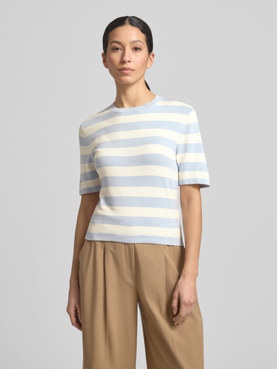 Frauenmodel trägt Strickshirt mit Rundhalsausschnitt Modell 'MARIA' von GUIDO MARIA KRETSCHMER WOMAN, pastellblaue und beige Streifen, Viskose-Mix mit Stretch-Anteil, Slim Fit, Kurzarm, Ganzkörperansicht von vorne.