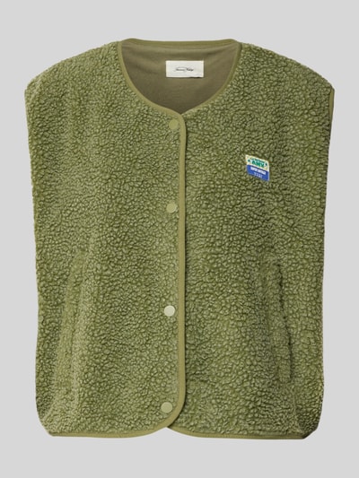 Produktfoto, Bodywarmer met ronde hals Model 'HOKTOWN' van American Vintage, los model, drukknoopsluiting, labeldetail, steekzakken, teddybont, olijfgroen, ruglengte maat XS/S 57 cm, schouderbreedte 47 cm, borstwijdte 66 cm