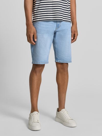 Männermodel trägt Regular Fit Jeans-Bermudas aus Baumwoll-Mix von s.Oliver RED LABEL in heller Denim-Optik mit Kontrastnähte, 5-Pocket-Design, Label-Patch, Nieten, Material: Baumwoll-Mix, Ganzkörperansicht von vorne.
