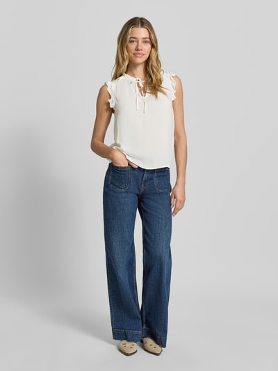Frauenmodel trägt Regular Fit Blusentop aus reiner Viskose Modell 'ALBA' von Vero Moda, Optik: Unifarben, Rüschenkragen, Rüschen, V-Ausschnitt, Binde-Detail, ohne Ärmel, Material: Viskose, Ganzkörperansicht von vorne.