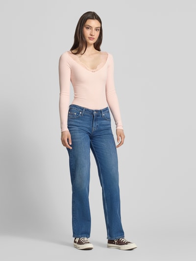 Frauenmodel trägt Longsleeve mit V-Ausschnitt und Spitze von Gina Tricot, rosa, Slim Fit, Feinripp, Baumwoll-Mix, Ganzkörperansicht von vorne.