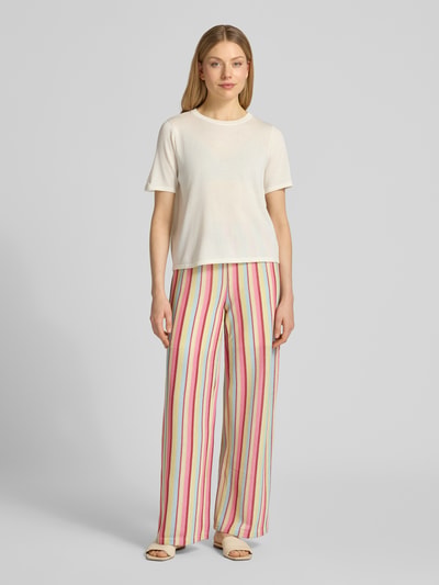 Frauenmodel trägt Hose im Allover-Look Modell 'LIBELLA' von ICHI, bunte vertikale Streifen, weiter Schnitt, Baumwollmix, Ganzkörperansicht von vorne.