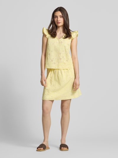 Frauenmodel trägt Regular Fit Mini-Rock aus reiner Baumwolle Modell 'BANNA' von Pieces im floralen, mehrfarbigen Popeline-Muster, Ganzkörperansicht von vorne.