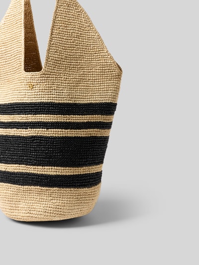Produktfoto, Handtasche in Flecht-Optik von Anine Bing mit naturfarbenem und schwarzem Streifenmuster, grobe Textur, offenes Hauptfach, Logo-Detail, Trageriemen in Flecht-Optik, Maße 37x30x18 cm