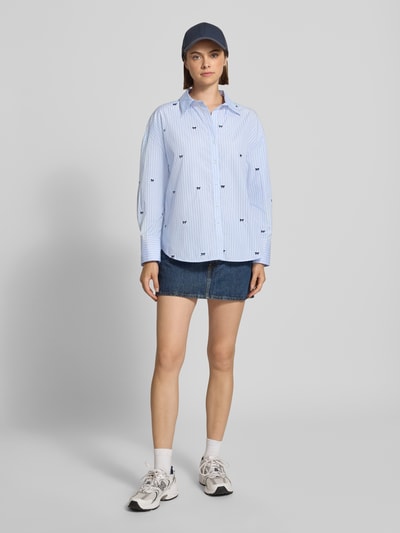 Frauenmodel trägt Regular Fit Hemdbluse mit Allover-Muster Modell 'OREGON' von ONLY, Farbkontrast aus Blau und Weiß, Ganzkörperansicht von vorne, Damen Hemdbluse von ONLY.