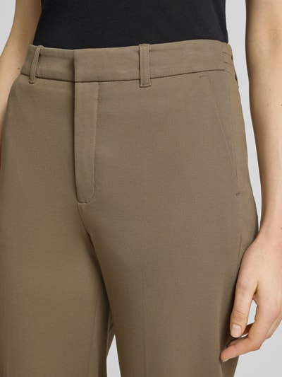 Frauenmodel trägt Hose mit Gesäßtaschen Modell 'SEARCH' von Drykorn aus Material-Mix mit Viskose-Anteil, Slim-Fit, Nahaufnahme Oberkörper.