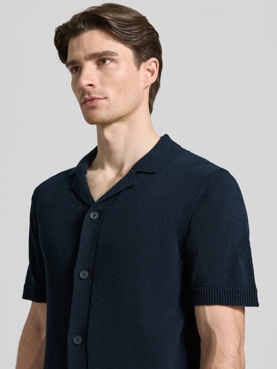 Männermodel trägt Regular Fit Freizeithemd mit Reverskragen Modell 'LINDHOLM' von Casual Friday, Dunkelblau, Material-Mix, Nahaufnahme Oberkörper. Man sieht Knopfleiste, gerippte Abschlüsse, Herren, Rückenlänge 70 cm, Schulterbreite 50 cm, Ärmellänge 27 cm, Struktur grob, mattes Finish.
