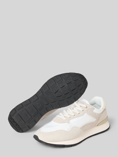 Produktfoto, Sneaker aus Leder-Mix Modell 'City' von HOFF, Herren Sneaker, abgerundete Passform, Logo-Detail, Schnürverschluss, profilierte Sohle, Absatzhöhe 4 cm, Schafthöhe 9 cm, Schaftweite 8 cm, beige-weiße Farbtöne, schwarze Laufsohle, glatte und samtige Texturen.
