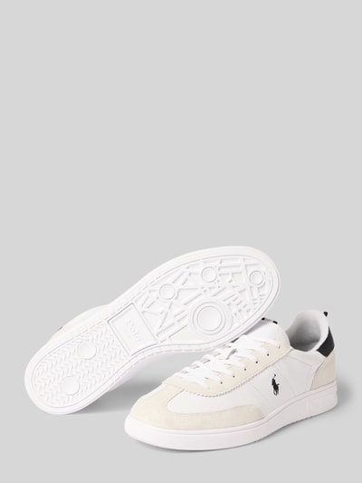 Produktfoto, Sneaker mit Label-Stitching von Polo Ralph Lauren aus Echtleder in Weiß mit abgerundeter Spitze, strukturierte Sohle, Schnürverschluss, Absatzhöhe 3 cm, Schafthöhe 8 cm, Schaftweite 7 cm.