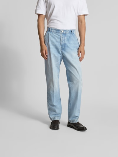 Männermodel trägt Tapered Fit Jeans aus Baumwolle von Closed im Used-Look, heller Blauton, 5-Pocket-Design, Ganzkörperansicht von vorne.