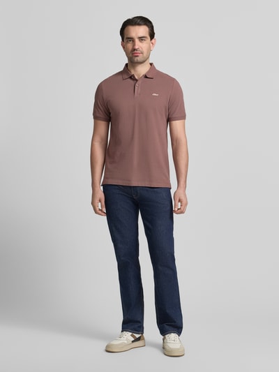 Męski model nosi Regular Fit Poloshirt aus reiner Baumwolle od s.Oliver RED LABEL, jednokolorowy, bawełna, piqué, przód pełnej sylwetki