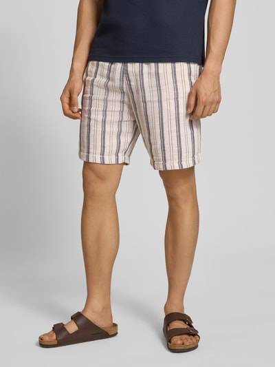 Männermodel trägt Shorts mit elastischem Bund und Logo-Detail von REVIEW, gestreift, Baumwoll-Mix, Regular Fit, Nahaufnahme Oberschenkel.