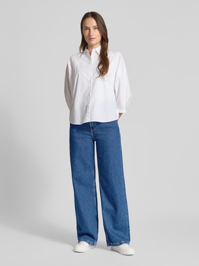 Frauenmodel trägt Regular Fit Wide Leg Jeans aus reiner Baumwolle Modell 'THE MARLENE' von BOSS Orange, Optik: Unifarben, Denim, 5-Pocket-Design, High-Waist, Ganzkörperansicht von vorne.
