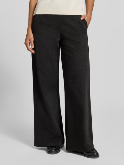 Frauenmodel trägt schwarze, weite Hose mit Viskose-Anteil Modell 'Liva Jump' von ANGELS, Damen Wide & Loose Fit Jeans, Nahaufnahme Oberschenkel bis Schuhe.