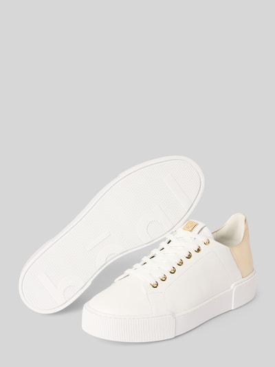 Produktfoto, Sneakersy 'Sneaker aus Leder mit Schnürung' von Högl z naturalnej skóry, biały kolor, zaokrąglony czubek, wiązanie, aplikacja, wysokość obcasa w rozmiarze 39: 3 cm, wysokość cholewki w rozmiarze 39: 7 cm, szerokość w rozmiarze 39: 8 cm