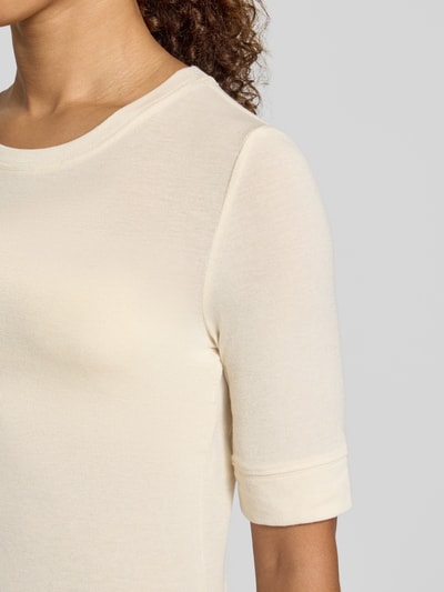 Vrouwenmodel draagt Regular Fit t-shirt uit lyocell-mix van Jake*s Collection in licht crème, gladde textuur, detailopname bovenlichaam.