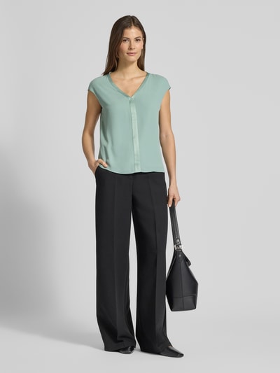Kobiece modelka nosi Regular Fit Bluzka z mieszanki wiskozy z dekoltem w serek od comma, krótki rękaw, długość tyłu 55 cm w rozmiarze 36, widok całej sylwetki z przodu.