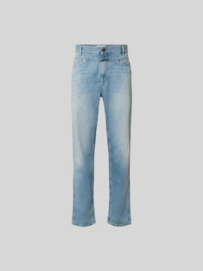 Produktfoto, Straight Fit Jeans mit Logo-Patch von Closed im hellblauen Baumwoll-Mix mit Hanf-Anteil und Eingriff- sowie Gesäßtaschen.