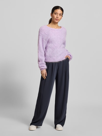 Frauenmodel trägt Strickpullover mit gerippten Abschlüssen Modell 'NIBY' von American Vintage, fliederfarben, lockerer Schnitt, Rundhalsausschnitt, Alpaka-Mix, Ganzkörperansicht von vorne.