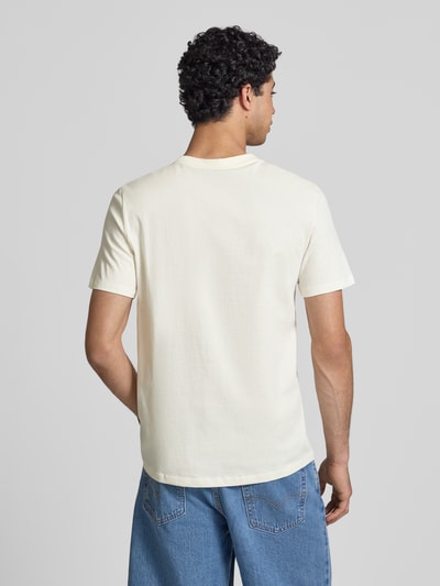 Männermodel trägt T-Shirt mit Stitching Modell 'KAAN' von Blend, Regular Fit aus Baumwolle, cremefarben, Ganzkörperansicht Rückansicht.