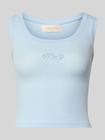 Produktfoto, Slim Fit Top mit Logo-Detail von Another Cotton Lab aus elastischem Baumwoll-Mix in Hellblau, Rundhalsausschnitt, Rückenlänge 38 cm.