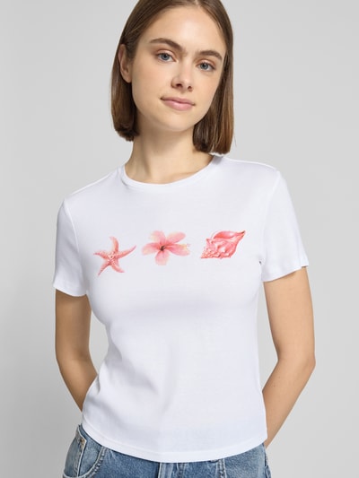 Frauenmodel trägt Regular Fit T-Shirt aus reiner Bio-Baumwolle Modell 'PRINCESS' von Only, weiß, Foto-Print, Nahaufnahme Oberkörper.