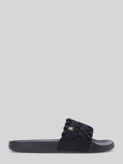 Produktfoto, Badeschuhe mit geflochtenem Zehenriemen von Tommy Hilfiger in Schwarz, Optik: Unifarben, Logo-Applikation, strukturierte Oberfläche