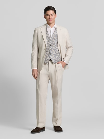 Męski model nosi Regular Fit Weste mit floralem Allover-Stitching von CG - Club of Gents, jasne kolory, gładkie tekstury, Ganzkörperansicht von vorne, materiał z domieszką bawełny, pasplowane kieszenie, pełna listwa guzikowa, długość pleców w rozmiarze 50: 62 cm, szerokość ramion w rozmiarze 50: 39 cm, szerokość klatki piersiowej w rozmiarze 50: 60 cm.