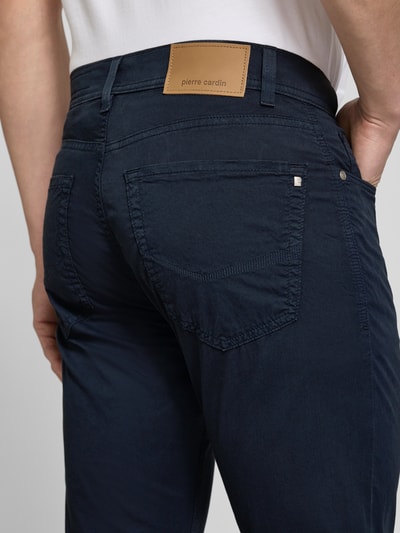 Männermodel trägt Regular Fit Hose mit Eingrifftaschen Modell 'Lyon' von Pierre Cardin, Baumwoll-Elasthan-Mix, Nahaufnahme Rückansicht.