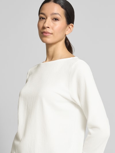 Frauenmodel trägt Regular Fit Blusentop mit Allover-Muster von s.Oliver RED LABEL, weiß, Musselin, U-Boot-Ausschnitt, Nahaufnahme Oberkörper
