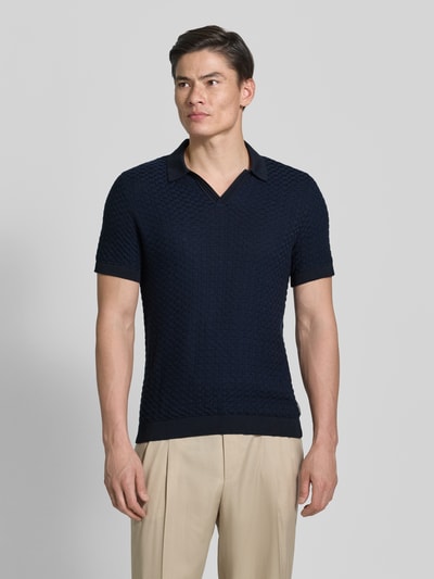 Męski model nosi Regular Fit Strick-Poloshirt Modell 'TONO' od CINQUE, bawełniany miks, wzór strukturalny, granatowy, przód, ujęcie całopostaciowe.