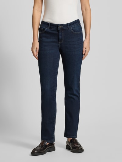 Vrouwenmodel draagt Slim Fit Jeans met Stretch-Anteil van Christian Berg Woman, donkerblauw, 5-pocket, katoenmix, Ganzkörperansicht van voren.
