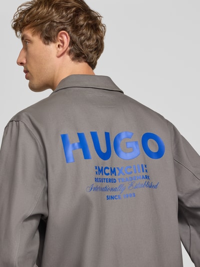 Männermodel trägt Relaxed Fit Blouson aus reiner Baumwolle Modell 'Biyo2631' von HUGO, Herren Bomberjacke, Ganzkörperansicht Rückansicht.