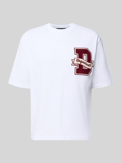 Produktfoto, weißes Relaxed Fit T-Shirt aus reiner Baumwolle mit bordeauxrotem Logo-Patch von Dsquared2, Halbarm, Überschnitt, Rückenlänge 68 cm, Ready to Wear