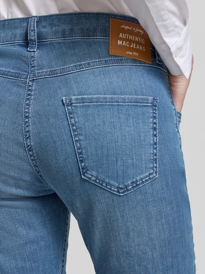 Frauenmodel trägt Caprihose mit Eingrifftaschen von MAC, Denim-Optik, Baumwoll-Elasthan-Mix, Slim-Fit, Detailaufnahme Rückansicht.