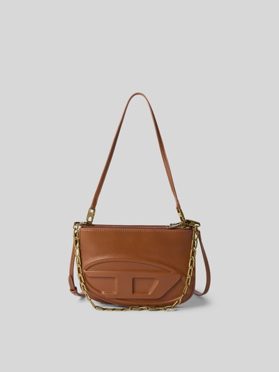 Produktfoto, braune Shoulder Bag mit Logo-Detail von Diesel, goldene Kette, abnehmbarer schmaler Riemen, geteiltes Hauptfach mit Reißverschluss, glatte Lederoptik, Maße: 21 x 16 x 2 cm.