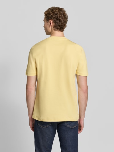 Männermodel trägt Regular Fit T-Shirt aus reiner Baumwolle Modell 'Te_interlock' von BOSS Orange in lichtgeel, glad oppervlak, Ganzkörperansicht Rückansicht. Heren t-shirt