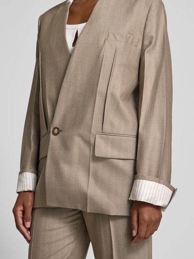 Vrouwenmodel draagt Relaxed Fit Blazer aus reiner Schurwolle van Victoria Beckham in beige tinten met borstzak en klepzak, knoopsluiting, ruglengte 80 cm, borstwijdte 50 cm, mouwlengte 65 cm, detailopname bovenlichaam.