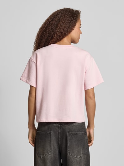 Frauenmodel trägt kurzärmeliges Sweatshirt mit Stickerei von REVIEW, zartrosa, lockerer Schnitt, halbarm, Rückenlänge S: 53 cm, Ganzkörperansicht Rückansicht.