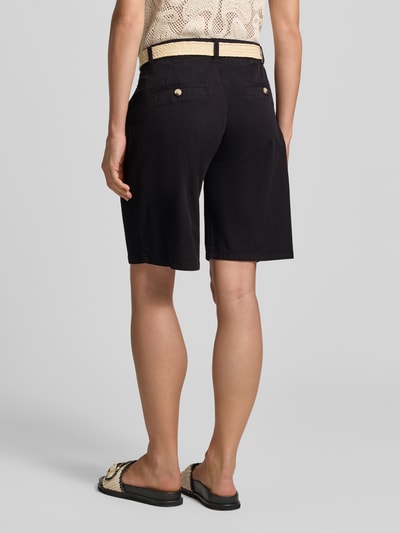 Frauenmodel trägt Bermudas mit Gürtel Modell 'ROVENA' von Soyaconcept aus Baumwoll-Elasthan-Mix, Regular-Fit, schwarze Farbe, Ganzkörperansicht Rückansicht.