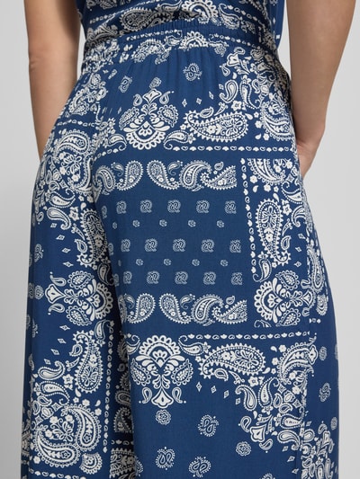Frauenmodel trägt Relaxed Fit Weite Hose aus reiner Viskose Modell 'KAVI' von Only mit blau-weißem Paisleymuster, Detailaufnahme, Damen Weite Hose von Only.