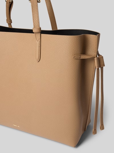 Produktfoto, Tote Bag mit Logo-Applikation Modell 'Ava' von FURLA in Camel, genarbte Textur, offenes Hauptfach, verstellbare Schulterriemen, Reißverschlussfach innen, Breite 45 cm, Länge 29 cm, Tiefe 14 cm, Schulterriemenlänge 56 cm.
