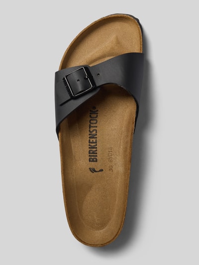 Produktfoto, zwarte instapper in leerlook met logo- en gespsluiting, afgeronde pasvorm, Model 'Madrid' van Birkenstock, hakhoogte 3 cm, maat 40